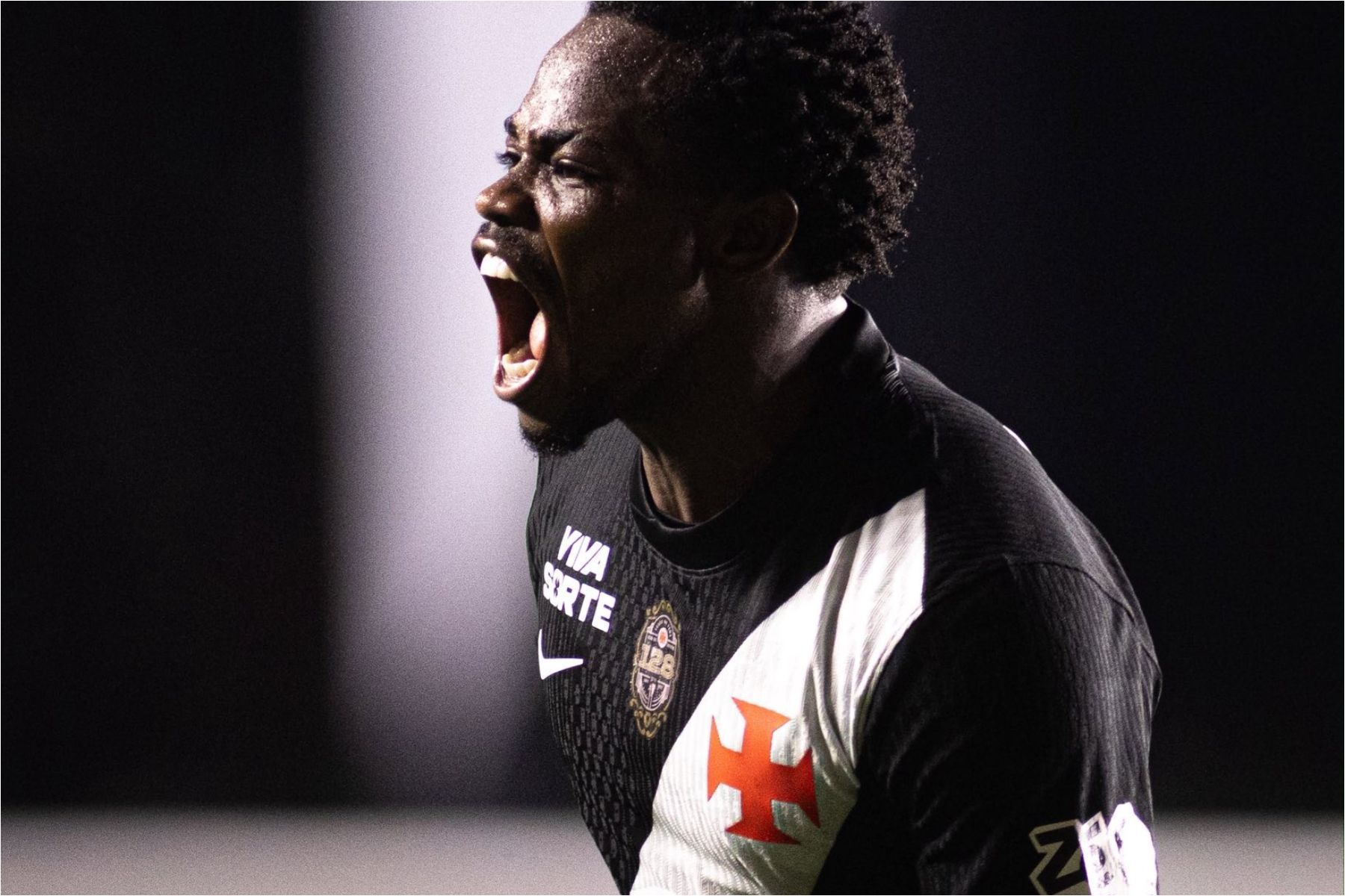 Com um a menos, Vasco vence o Vitória e abre vantagem na Copa do Brasil