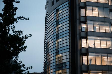 Levantamento no TSE mostra o contraste entre apartamentos de alto padrão e imóveis financiados declarados pelos candidatos ao Governo de MG