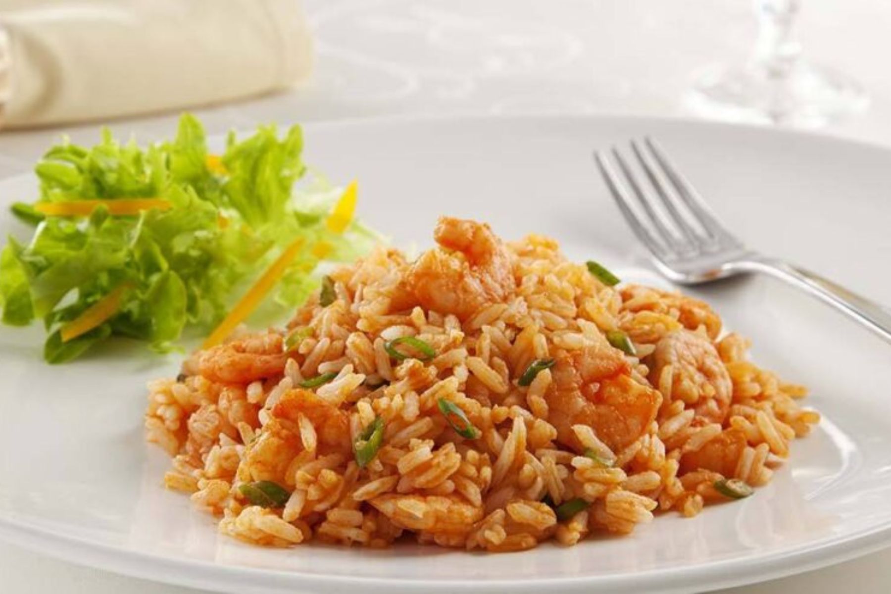 Para comer o arroz de camarão do Tascardoso, primeiro é preciso colocar o babador