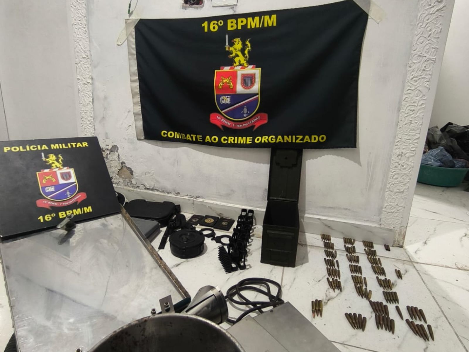 Vídeo: arsenal de guerra é encontrado em fundo falso de parede na zona Sul de SP