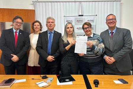 Assinatura de acordo de repasse de R$ 9,6 milhões do MPMG para projeto "Reconstruindo Lares" em Juiz de Fora • MPMG/Divulgação