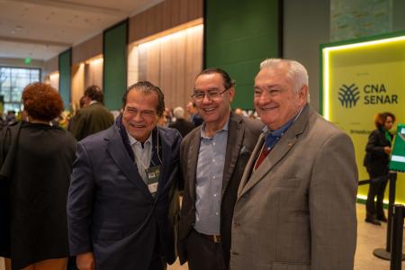 Augusto Cury posa no meio de dois homens em evento Agenda Brasil do Sistema CNA/Senar