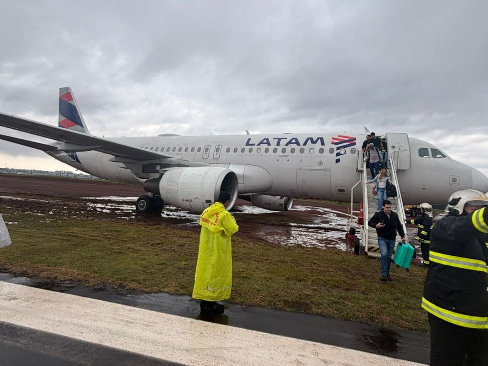 Avião da Latam com 151 pessoas sai da pista durante pouso em Cascavel - PR