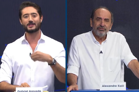 À esquerda, Gabriel Azevedo (MDB); à direita, Alexandre Kalil (PDT), ambos de blusa social branca