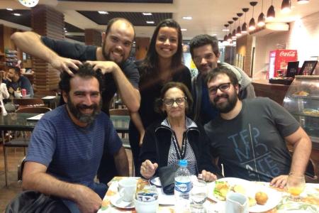 Laura Cardoso com a equipe do curta-metragem "Barbante" • Impulso Filmes