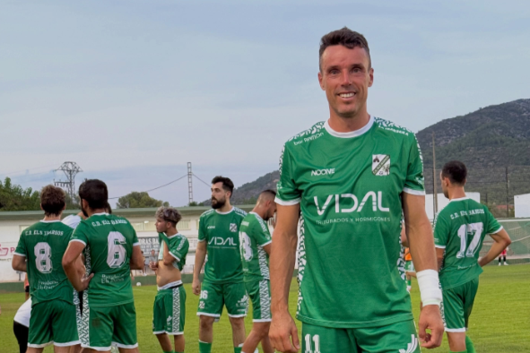 Ex-top 10 do mundo no tênis estreia no futebol espanhol e marca dois gols