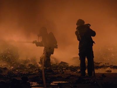 Bombeiros combatem incêndio de grandes proporções