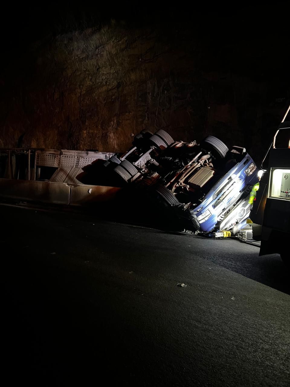 Motorista morre após carreta cegonha tombar na BR-135, em Bocaiúva