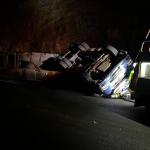 Motorista morre após carreta cegonha tombar na BR-135, em Bocaiúva