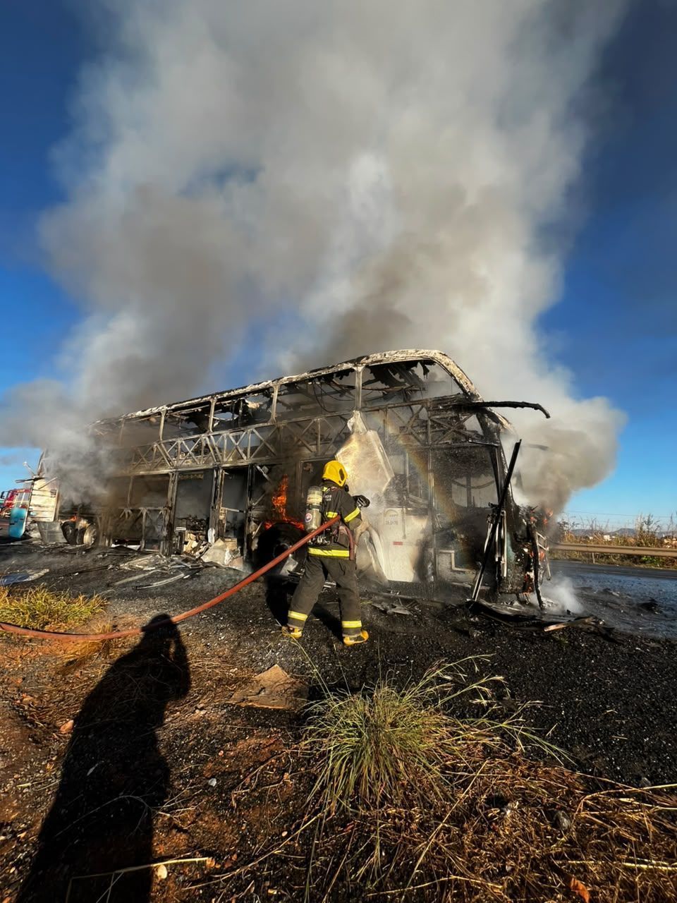 Passageiros escapam de incêndio em ônibus no Contorno Norte de Montes Claros
