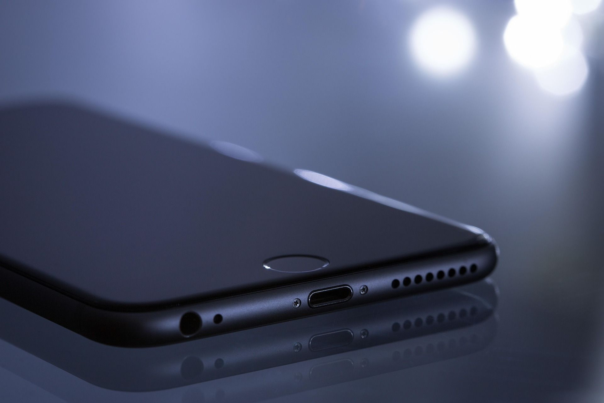 Por que colocar o celular virado para baixo na mesa é recomendado?
