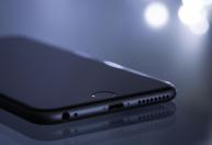 Por que colocar o celular virado para baixo na mesa é recomendado?