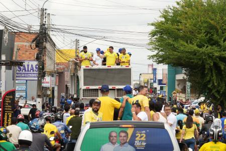 Flávio Bolsonaro durante passeata em Alagoas