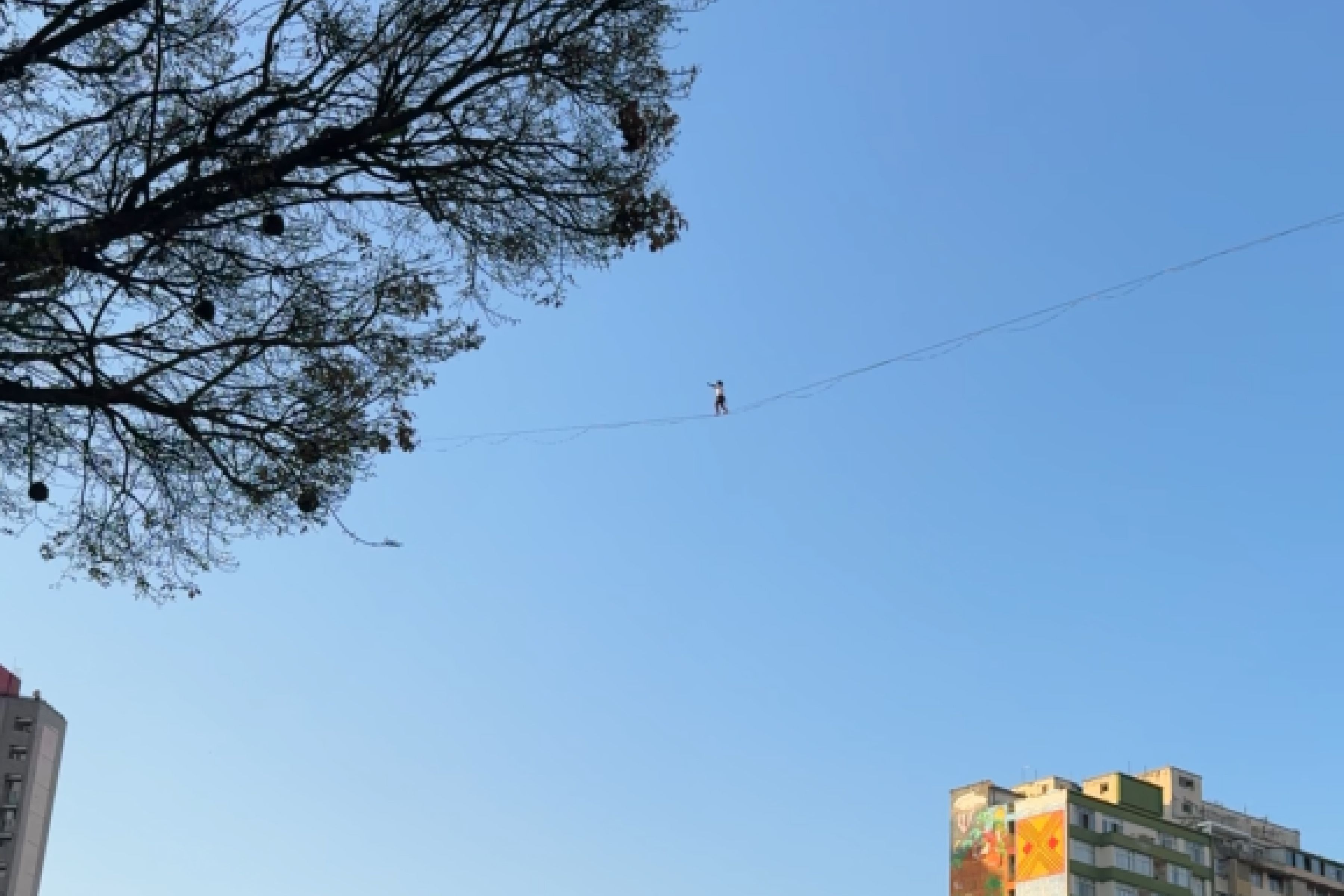 Vídeo: motorista flagra esportista fazendo highline sobre a Praça Raul Soares, em BH