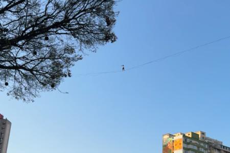 Vídeo: motorista flagra esportista fazendo highline sobre a Praça Raul Soares, em BH