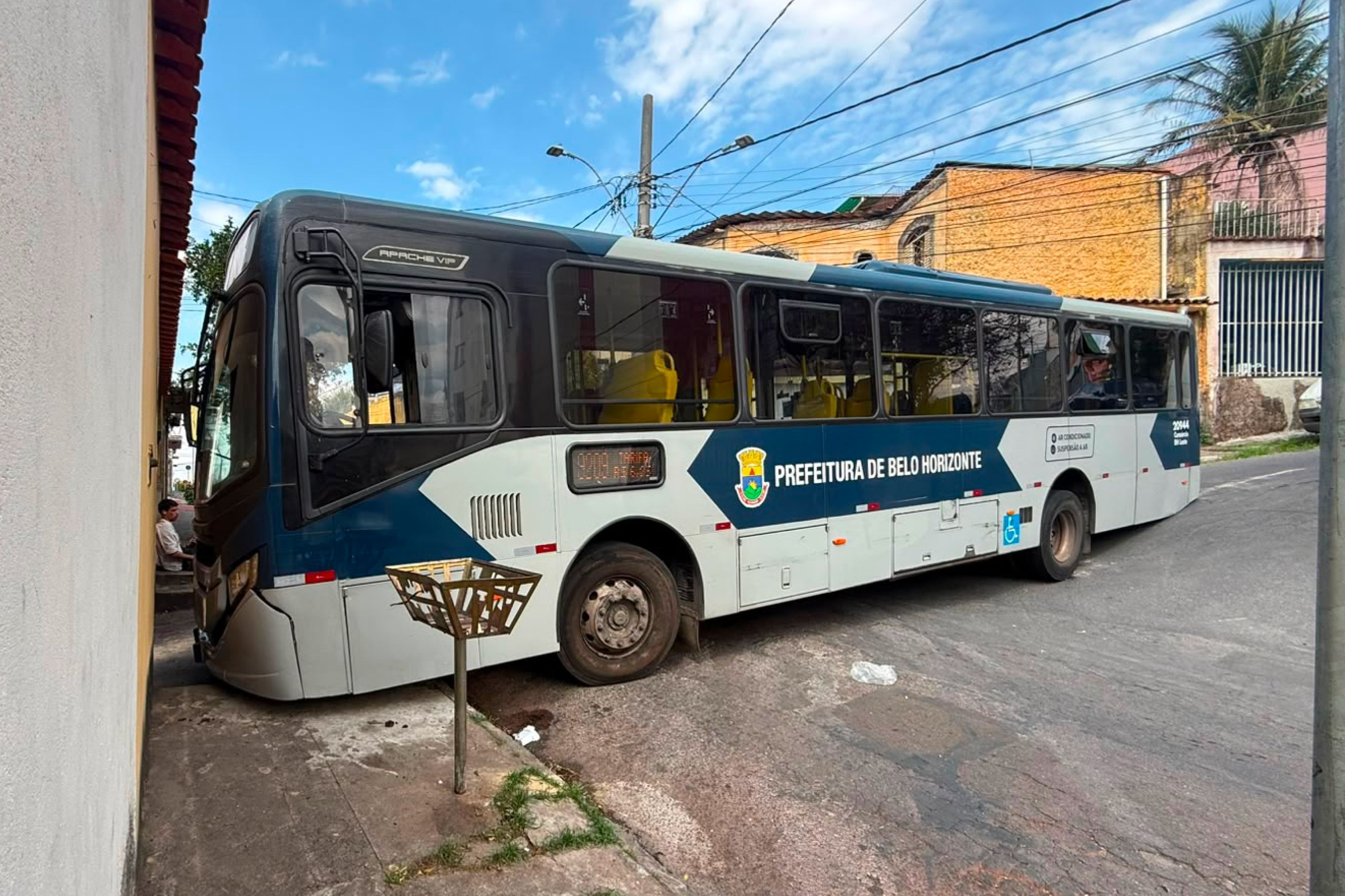 Vídeo: ônibus entala ao tentar fazer curva no Sagrada Família, em BH, e assusta moradores