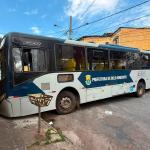 Vídeo: ônibus entala ao tentar fazer curva no Sagrada Família, em BH, e assusta moradores