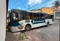 Vídeo: ônibus entala ao tentar fazer curva no Sagrada Família, em BH, e assusta moradores