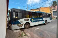 Vídeo: ônibus entala ao tentar fazer curva no Sagrada Família, em BH, e assusta moradores