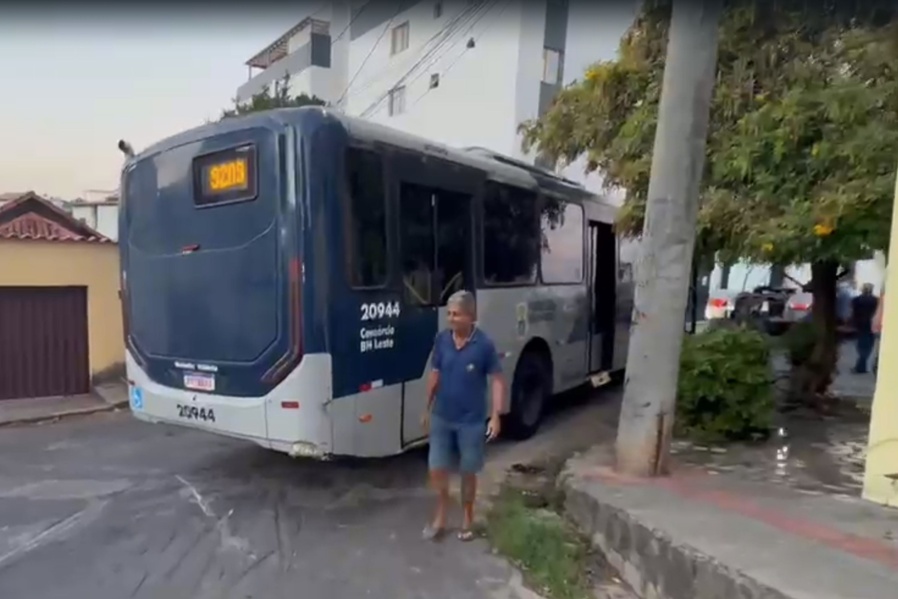 Ônibus que entalou é retirado após fechar rua por seis horas no Sagrada Família, em BH