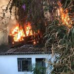 Vídeo: Corpo de Bombeiros controla incêndio que ameaçou casa em Contagem