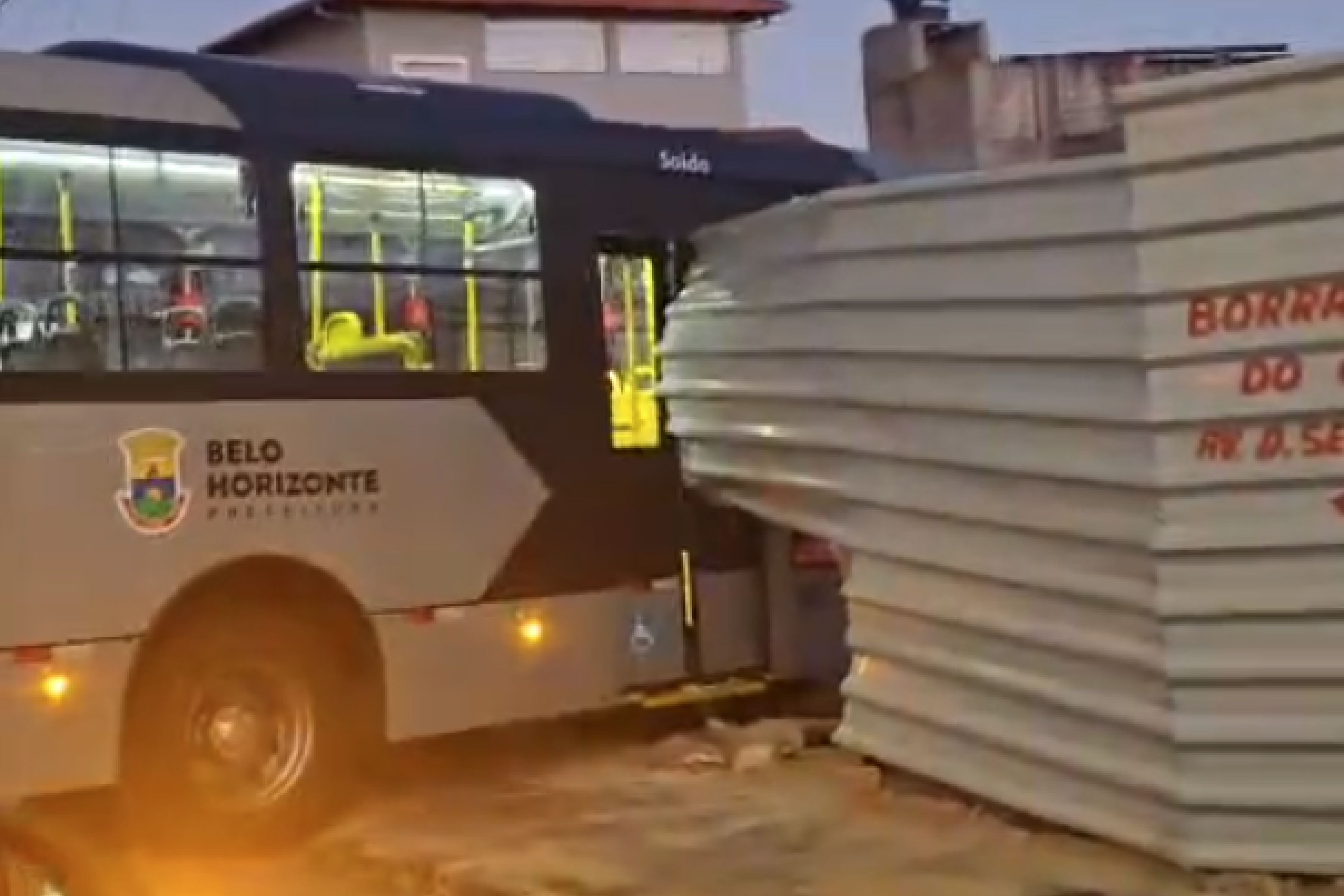 Vídeo: ônibus desgovernado invade terreno dois meses depois de acidente parecido em BH
