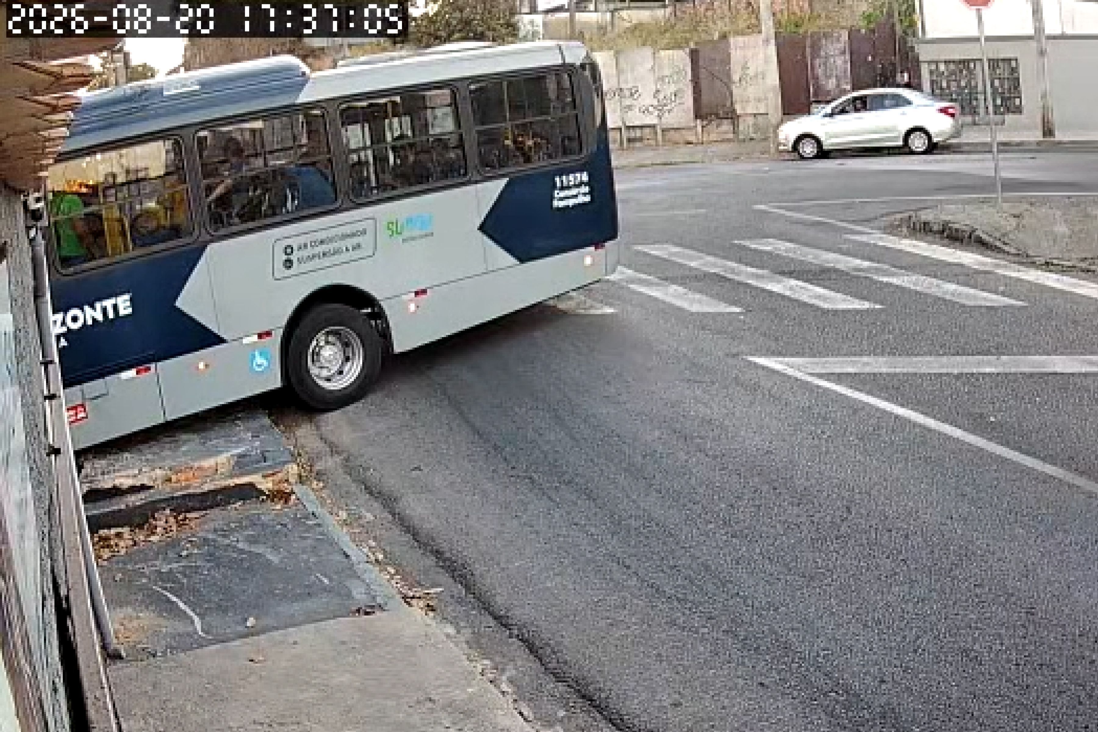 Vídeo: motorista de ônibus perde o controle da direção e invade terreno no Boa Vista, em BH