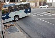 Vídeo: motorista de ônibus perde o controle da direção e invade terreno no Boa Vista, em BH