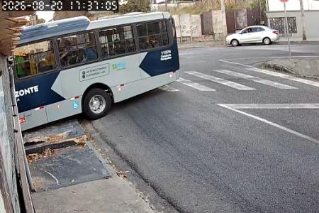 Vídeo: motorista de ônibus perde o controle da direção e invade terreno no Boa Vista, em BH