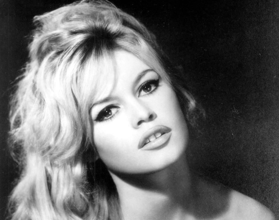 Brigitte Bardot continua inspirando moda e beleza