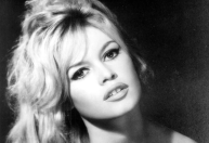 Brigitte Bardot continua inspirando moda e beleza