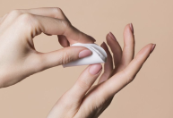 Quanto tempo pode ficar com esmalte em gel nas unhas?