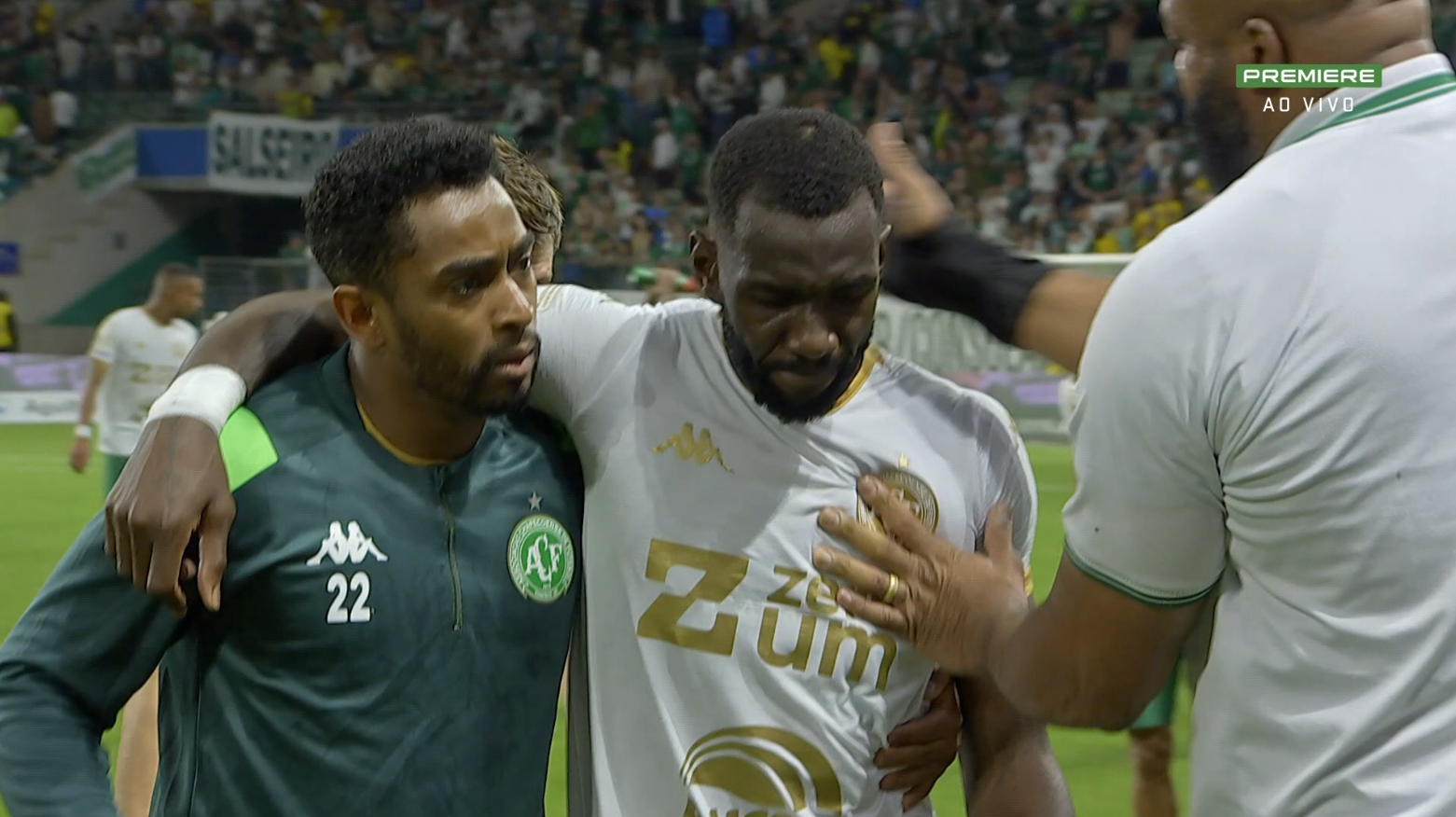 Chapecoense x Cruzeiro: atacante leva a pior em dividida e é levado ao hospital