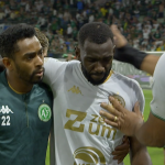 Chapecoense x Cruzeiro: atacante leva a pior em dividida e é levado ao hospital