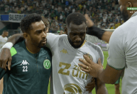 Chapecoense x Cruzeiro: atacante leva a pior em dividida e é levado ao hospital