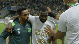 Chapecoense x Cruzeiro: atacante leva a pior em dividida e é levado ao hospital