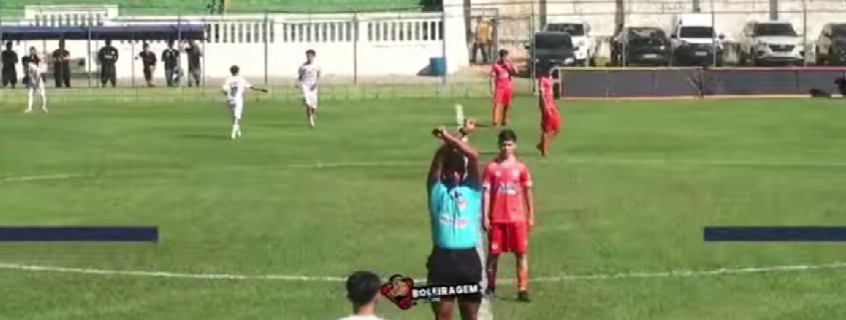 Árbitro deixa jogo após ser vítima de racismo e desabafa: 'Extremamente triste e doloroso'