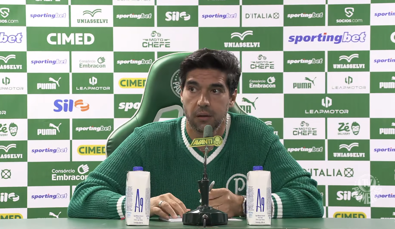 Abel reage à nota do Flamengo e relembra arbitragem polêmica na final da Libertadores