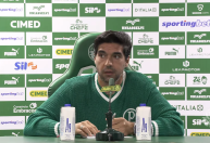 Abel reage à nota do Flamengo e relembra arbitragem polêmica na final da Libertadores
