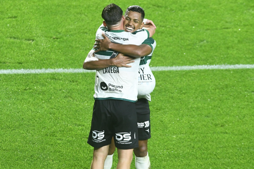 Coritiba supera Chapecoense em casa e volta a vencer no Campeonato Brasileiro