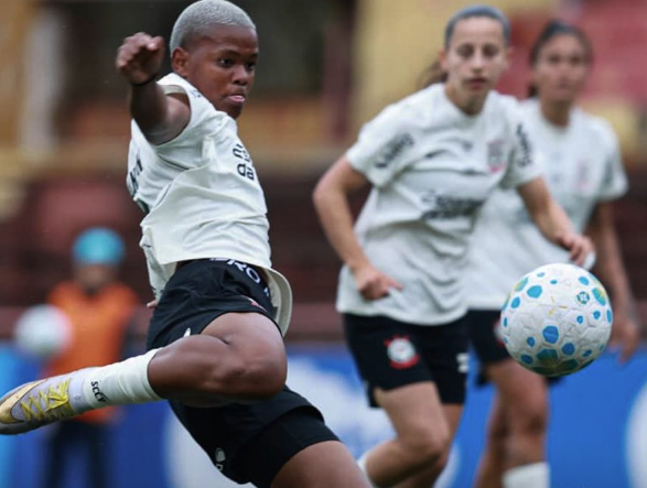 Corinthians goleia Santos e mantém liderança do Brasileiro Feminino