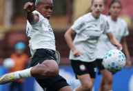 Corinthians goleia Santos e mantém liderança do Brasileiro Feminino