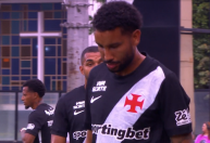Jair deixa gramado com dores e vira preocupação para o Vasco