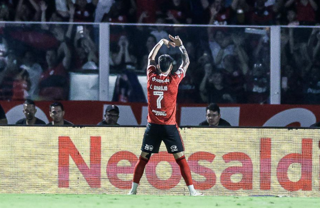 Flamengo 'atropela' Mirassol e cola no líder do Campeonato Brasileiro