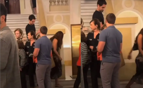 Anitta e o ator Danilo Mesquita vistos em um teatro. • Redes sociais