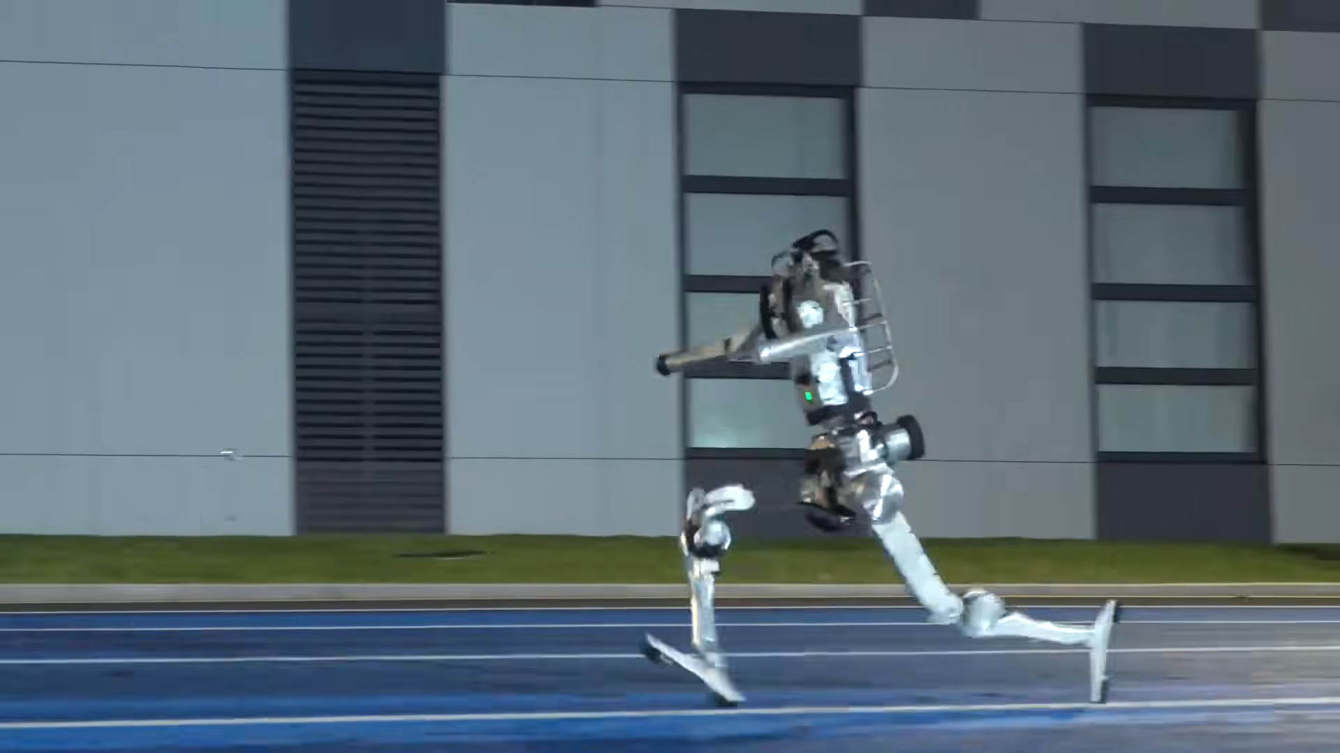 Vídeo: robô chinês ‘Superman’ corre mais rápido que Usain Bolt em testes