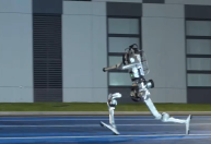 Vídeo: robô chinês ‘Superman’ corre mais rápido que Usain Bolt em testes