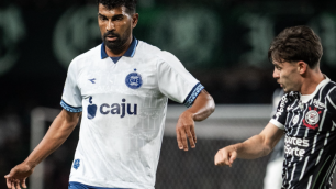 Coritiba vence Corinthians e se aproxima do G6 do Brasileirão