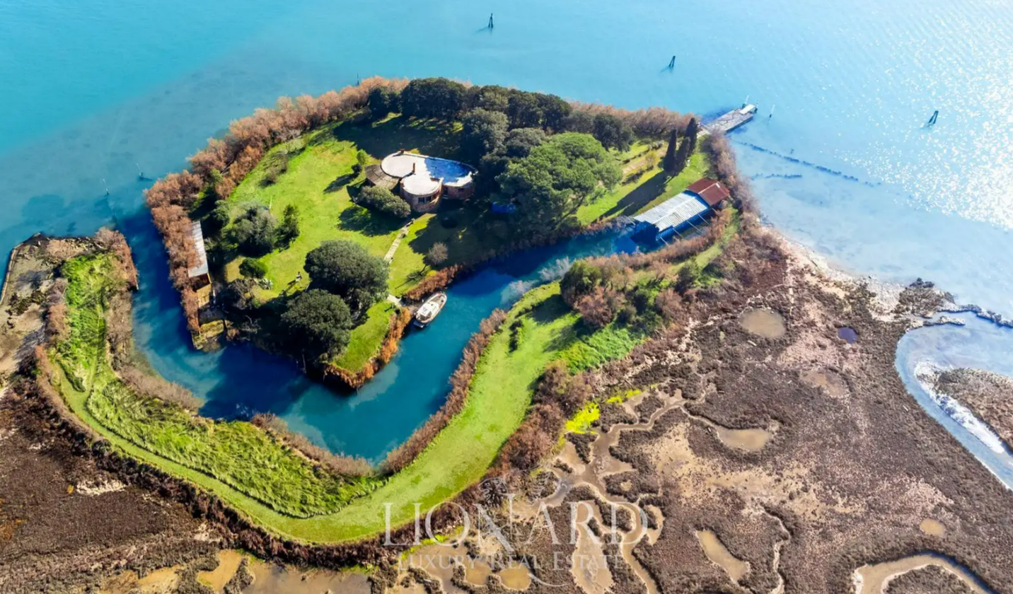 Ilha privada com fortificação napoleônica é colocada à venda na Europa; veja fotos