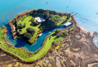 Ilha privada com fortificação napoleônica é colocada à venda na Europa; veja fotos